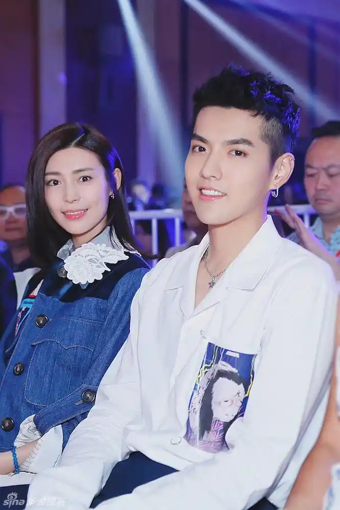 组图:卢杉活动秀美腿 唱吴亦凡新歌紧张到飙汗_高清图集_新浪网