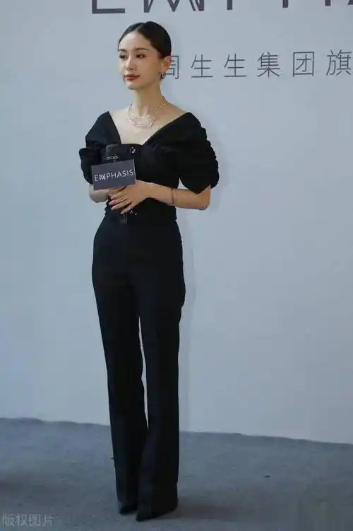 王子文穿衣好"任性",个性时髦的穿搭不仅更惹眼,反而意外显高_风格