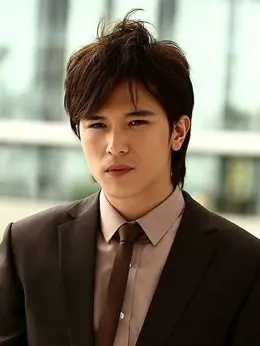 严格(邱泽饰演)