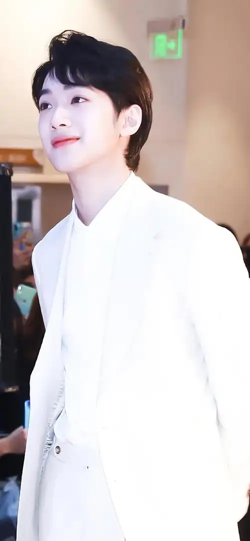 少年感帅哥赖冠霖锁屏壁纸