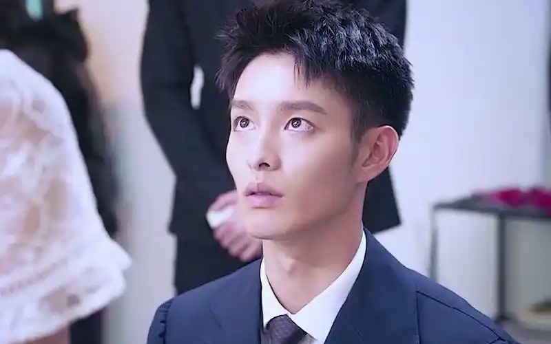 他在逆光中告白厉藤这招打火机求婚仪式也太随意了点吧