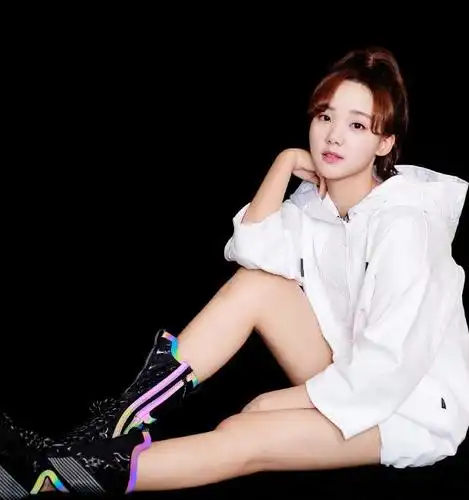 吕小雨是真的开挂了,穿彩虹靴出场露"直线腿",真相大白了