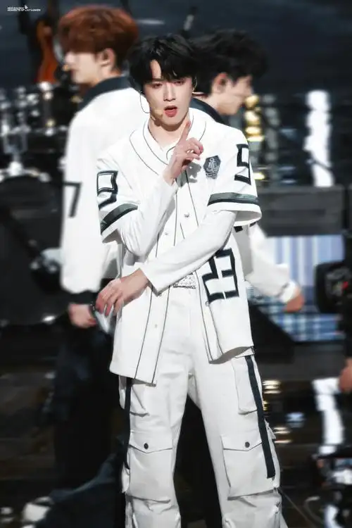 新声唱作人刘耀文