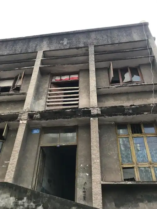 路过原县社保局收费大厅对面以前营山县人民医院传染科住院楼随拍-营