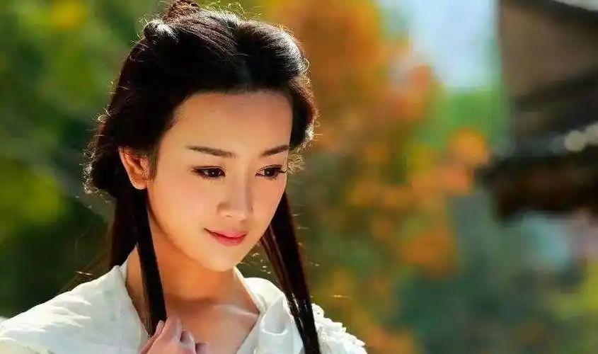 2014年出演《古剑奇谭》,张檬的古装扮相惊艳了不少人,惊呼"神还原""