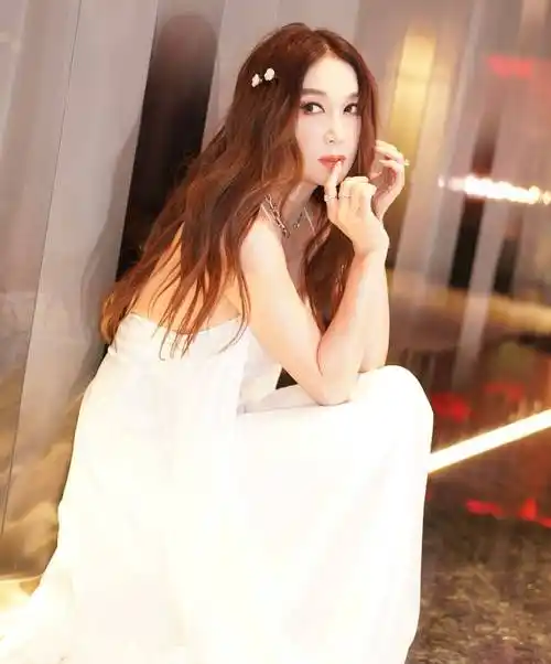 温碧霞白色连衣裙美背写真_美得_眼睛_气质