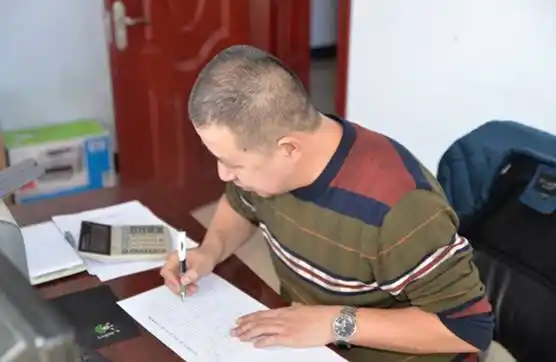 "董小抠"叫董洪林,他是加格达奇运转车间的"管家",车间办公用品的管理