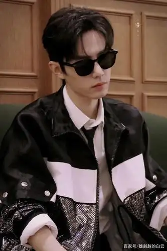 超星星学园》中扮演高冷的学霸,刚刚接触影屏的肖战,在表演略带羞涩