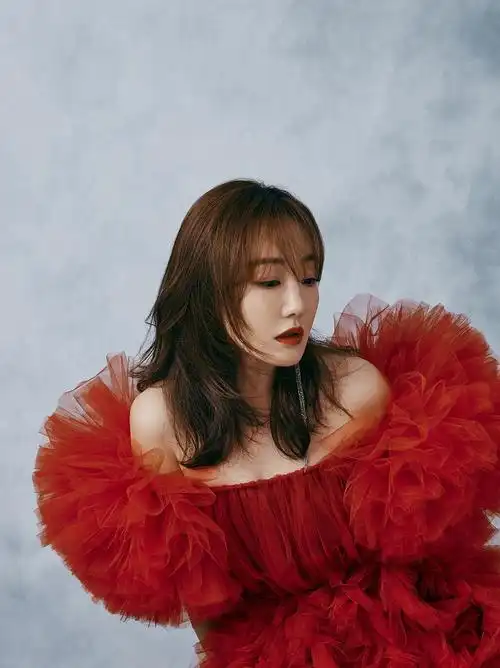 薛佳凝最新大片释出惊艳展现叠纱红裙