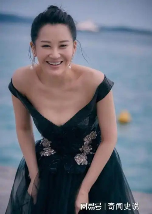 事实证明55岁身材傲人风韵犹存的许晴走上了一条不归路