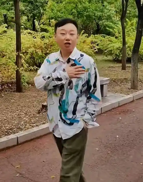 喜剧演员邵峰年轻时穿军装好帅,到老了依旧魅力不减,丝毫不油腻_男性