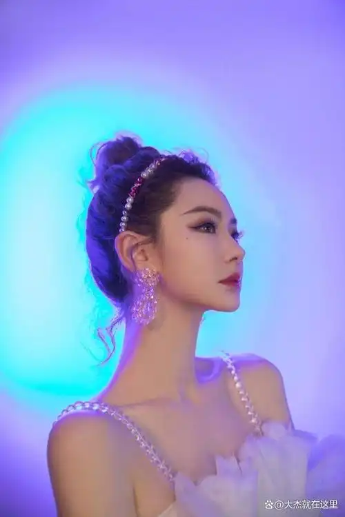 戚薇成都绝美开唱白裙配金属头饰未来感十足