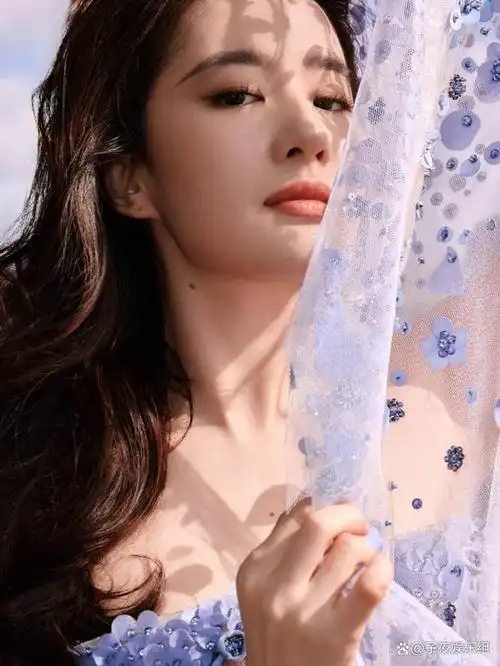 著名女演员刘亦菲在一场盛大的时尚活动中惊艳亮相,她身着一件精致的