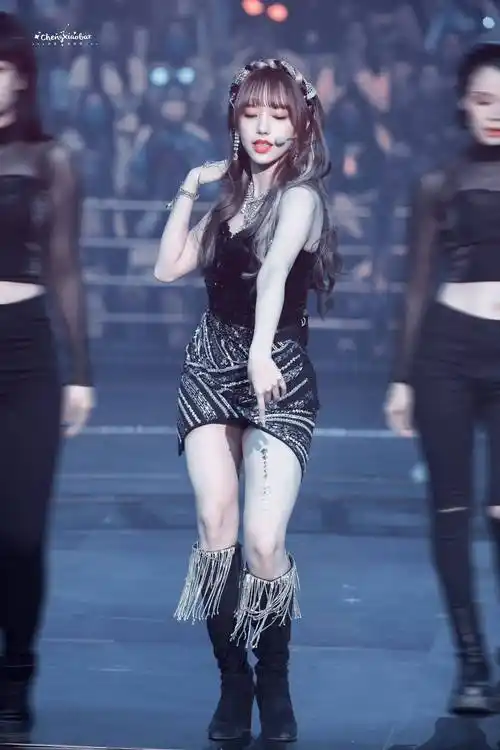 程潇超短裤性感舞台照合集