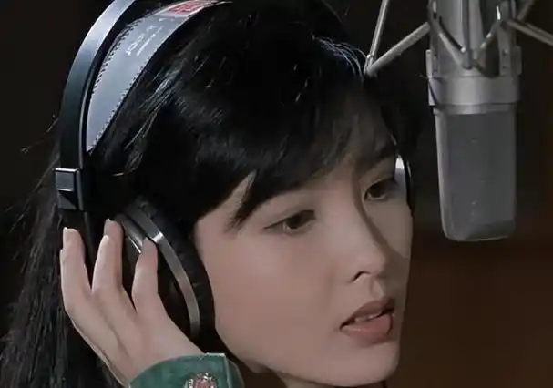 周慧敏,被誉为"玉女掌门人",无疑是上世纪90年代最美的女星.