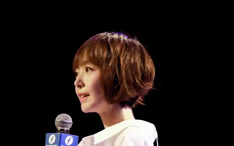 鲁豫采访遭遇最尴尬的片段超级搞笑