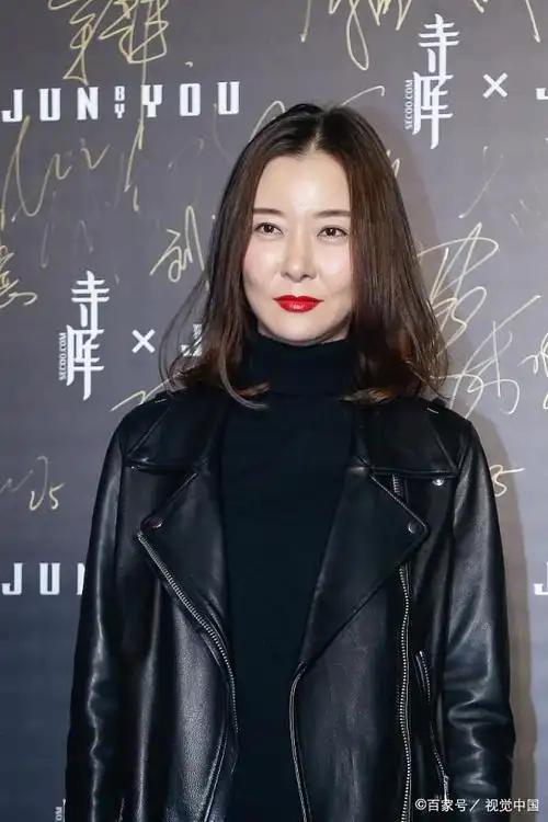 48岁柯蓝气质不错,留大卷短发穿宝蓝色运动套装,清爽干练又优雅