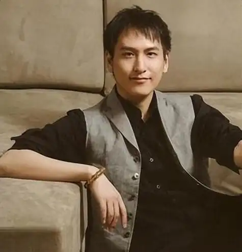 汤臣一品公子汤珈铖身价(汤珈铖18岁纵横商界)(10)