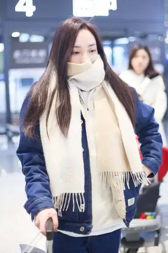 赵嘉敏穿蓝色牛仔衣现身机场,用长围巾遮住半张脸