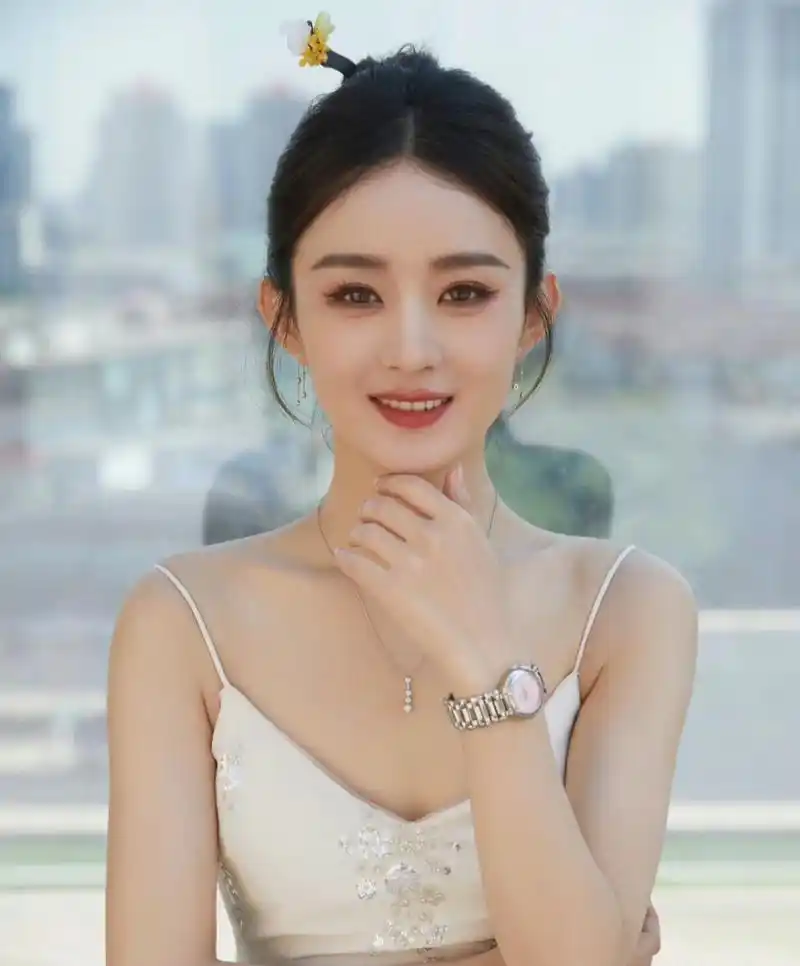 赵丽颖的圆圆脸真的超适合丸子头!