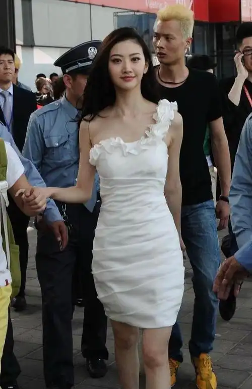 景甜这身搭配是使用修身连衣裙打造的,抹胸裙加入了单边肩带设计,肩带