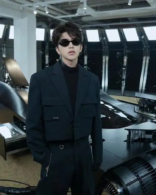 蔡徐坤巡店墨镜大片##蔡徐坤黑色西装墨镜大片