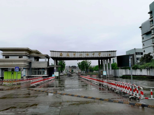 南通市小海中学校门口.新京报记者张芮雪 摄