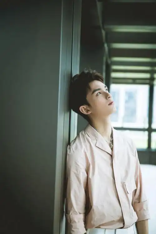 吴磊一身粉衫出席品牌活动 再次找不到裤兜很着急!