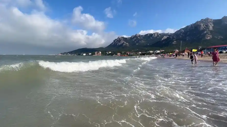 青岛海滩踏浪