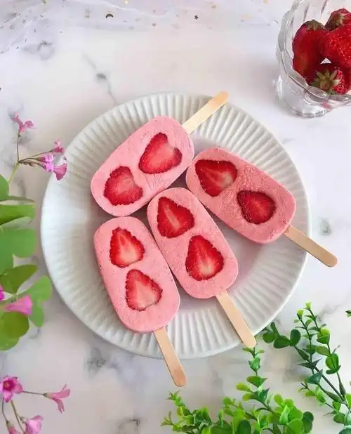 这个夏天你该拥有一支可甜可酸的草莓酸奶冰棒