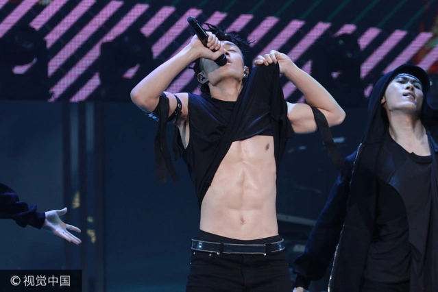 周柏豪舞台后空翻大玩跑酷撩衣秀腹肌获蔡卓妍热辣红裙性感助阵