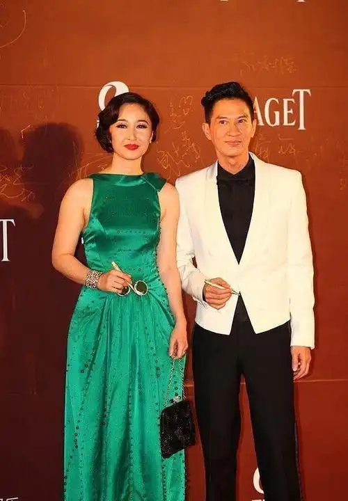 关咏荷和老公站一起真开心,就算穿着腋下挤出肉的裙子,也不在乎