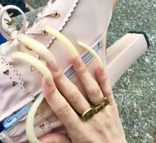 德16岁女生指甲长度逆天3年长至15厘米