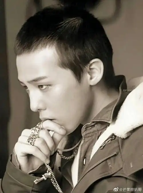 将两边剃掉设计的这一款寸头真的是酷炸了~寸头永远的yyds权志龙超话