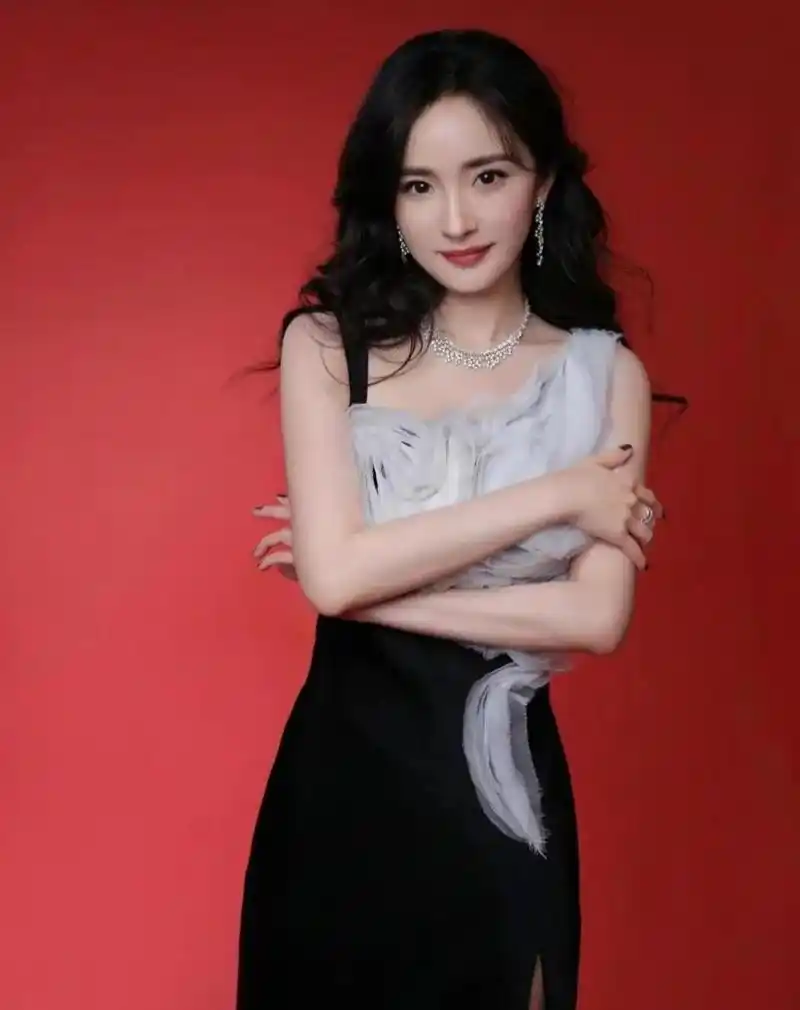 杨幂这身高开叉长裙,真是太漂亮了,性感十足,杨幂好身材显露无遗.