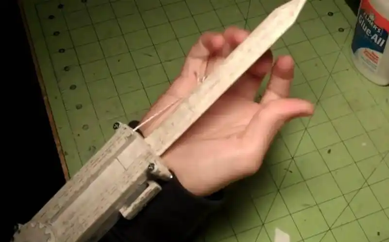 【油管搬运】如何用试卷做一把刺客信条二段直跳袖剑