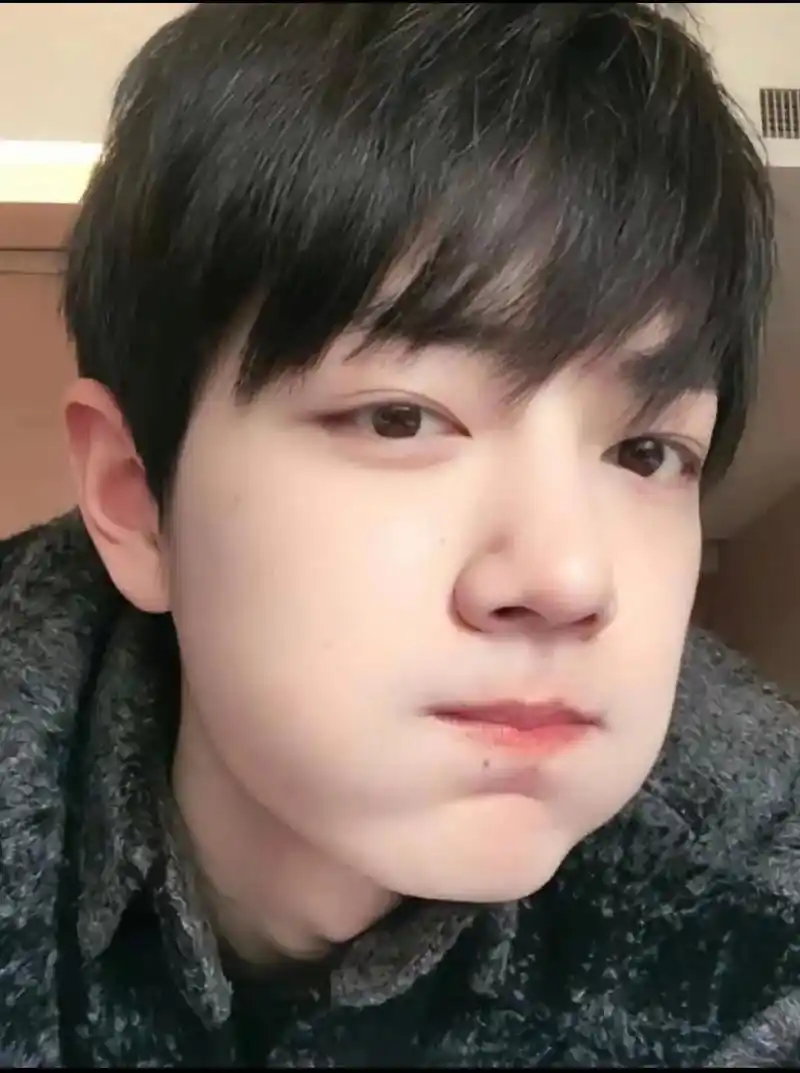 肖战早期照片 #百香果 陪一个早期战战