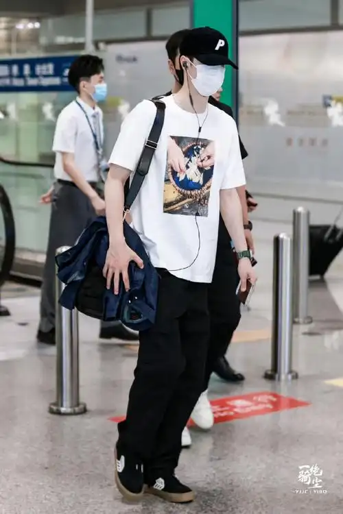 王一博出发日本##王一博现身北京机场