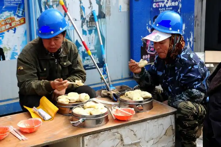 实拍 建筑工地上师傅们的午餐 煎包配米粥很实惠 扛饿 管饱受欢迎