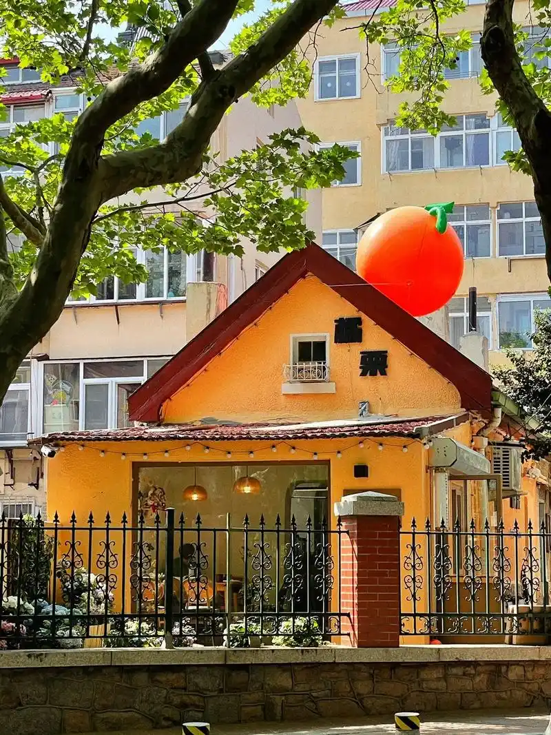 青岛大学路惊现大橘子92.我永远喜欢带院子的小店92  大学 - 抖音