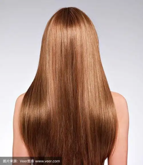 长头发女人的后视图