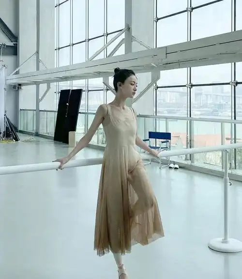 练舞蹈的女孩就是有气质,吴谨言举手投足间散发出舞者魅力