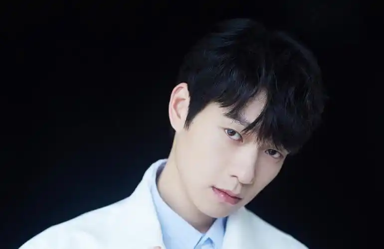 魏大勋帅气养眼活动写真图片