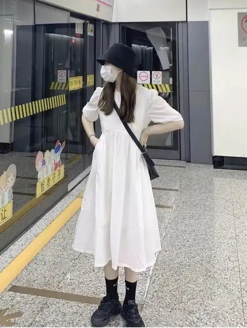 白裙子是什么意思,白裙子的意思(女人夏天穿小白裙搭配什么上衣和鞋子