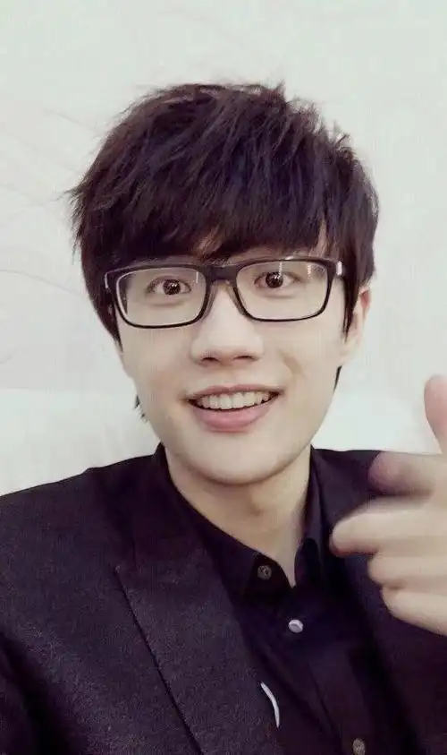 一些网友发现冯禧在社交平台上删除了和许嵩的合照,并且设置了微博