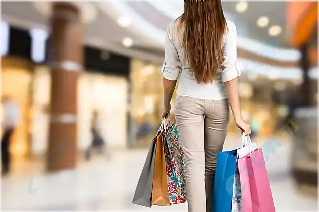 提购物袋女子背影高清图片下载