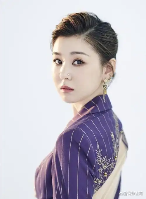 李小萌出道20年与王雷相爱15年生一子36岁怀二胎人生圆满