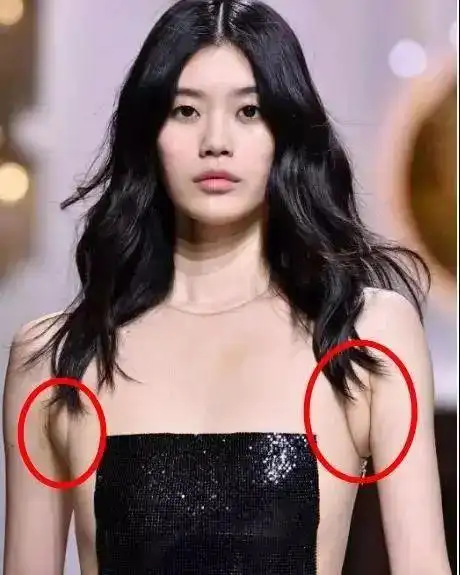 穿旗袍惊艳众人的 宋轶,穿上一件粉色吊带裙后,两边腋窝处的副乳