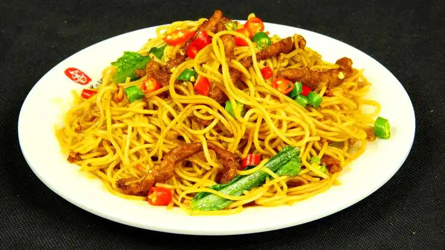 大厨教你炒面的正确做法,记住这个技巧,面条不坨不粘,爽滑劲道