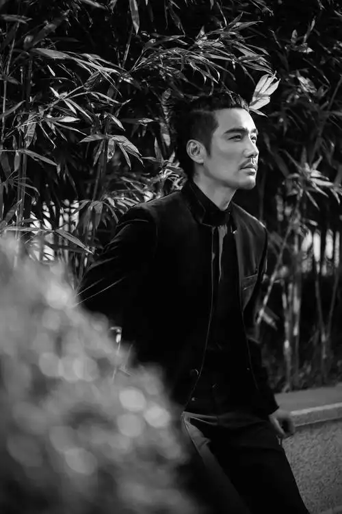 胡兵亮相丝绸之路国际电影节闭幕式,复刻15年前"英雄"造型